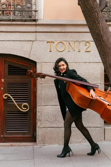 Emilse Rios con su contrabajo en una calle de Madrid